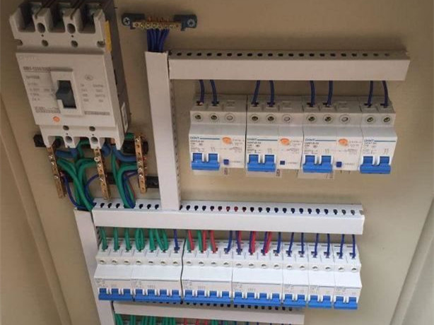 配电柜安装规范是什么?配电柜清洁与保养一起了解(图2) 配电柜安装规范是什么?配电柜清洁与保养一起了解(图2)